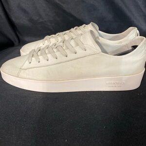 ESSENTIALS Men's Off-White Minimal Low-Top Leather Sneakers